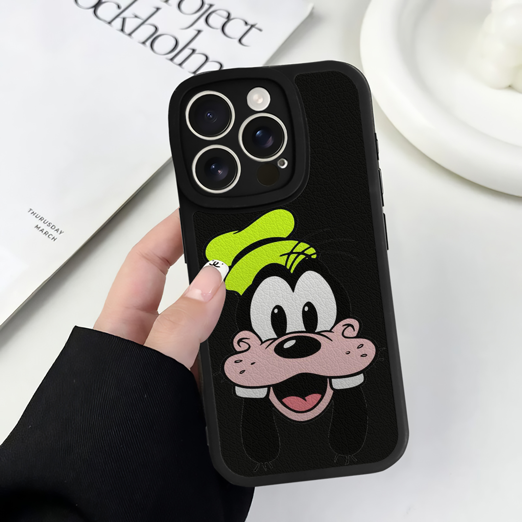 （画像用） ミッキーマウス Mickey Mouse 【iPhone 16シリーズ対応】シリコンスマホケース（レザー調） 材質：シリコン